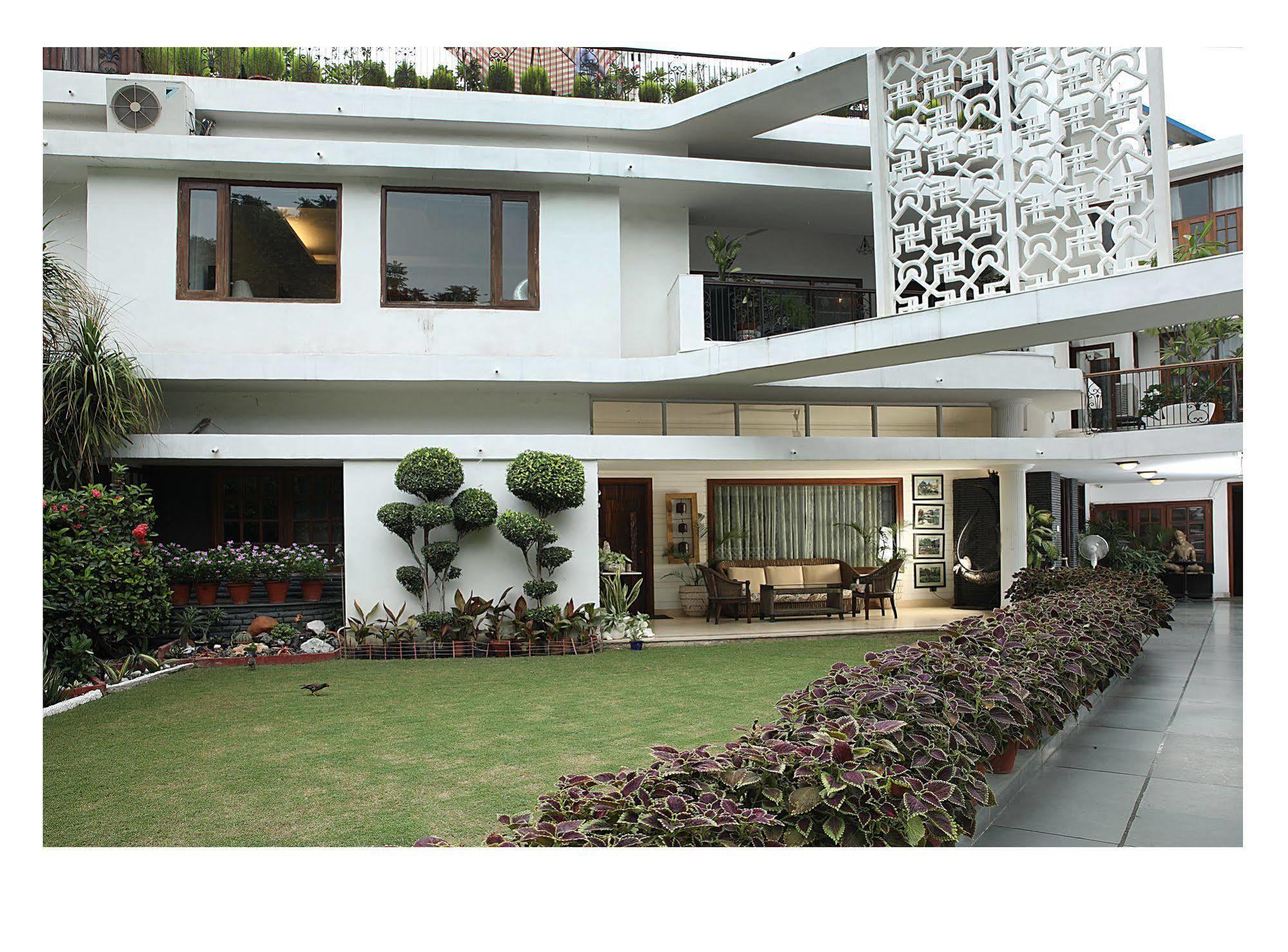 Ahuja Residency Golf Links Hotel Ню Делхи Екстериор снимка