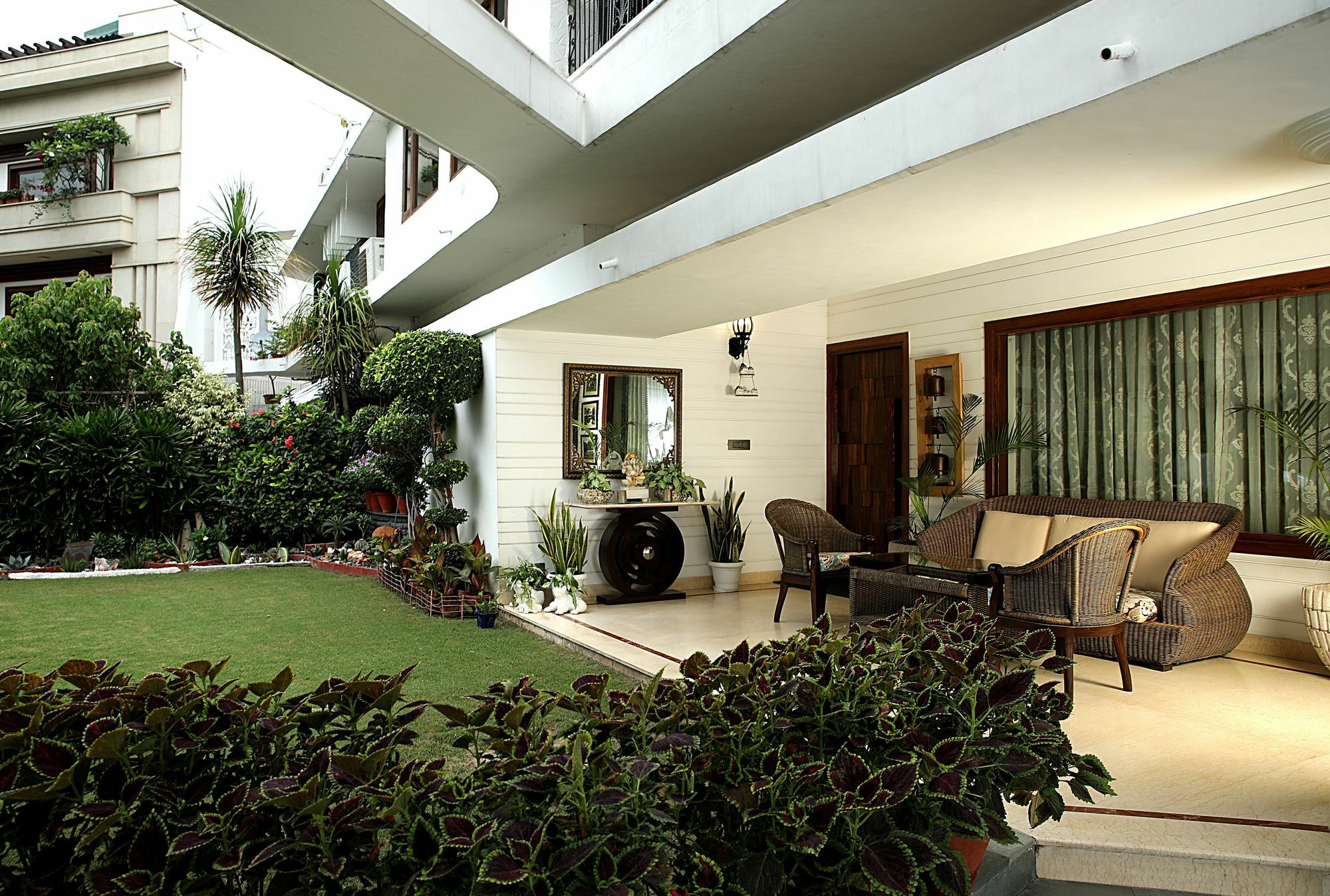Ahuja Residency Golf Links Hotel Ню Делхи Екстериор снимка